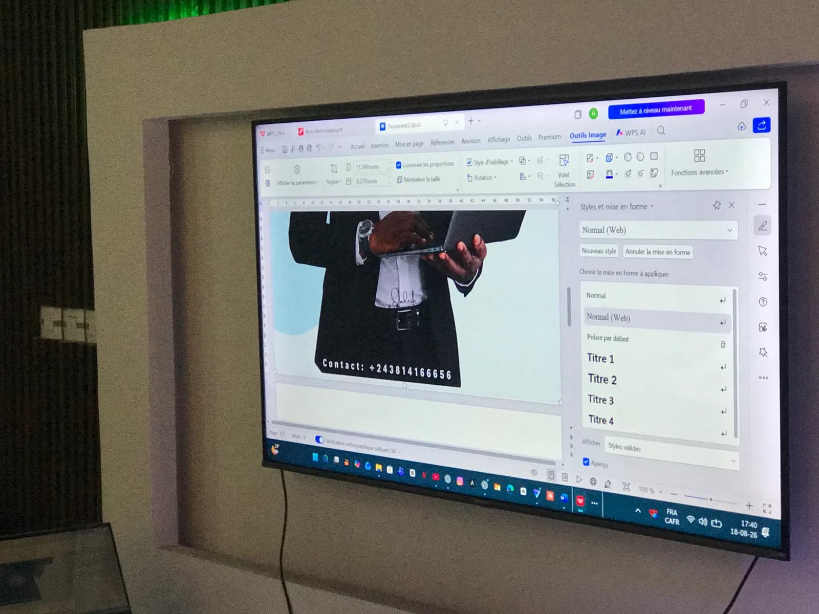 Un apprenant met en pratique les compétences acquises pendant une initiation à l’informatique.